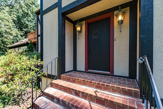 view of exterior entry featuring stucco siding