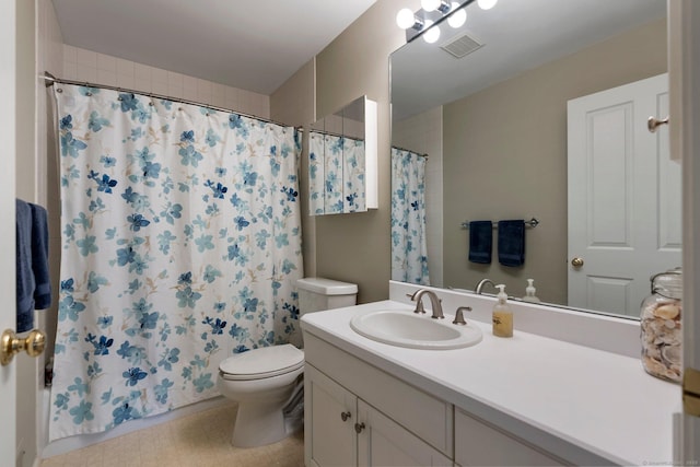 full bath featuring toilet, a shower with shower curtain, vanity, and visible vents