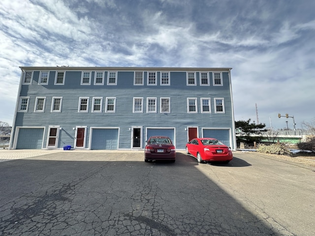 view of front facade with a garage and driveway