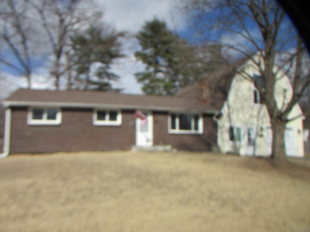 view of front of home with dirt driveway