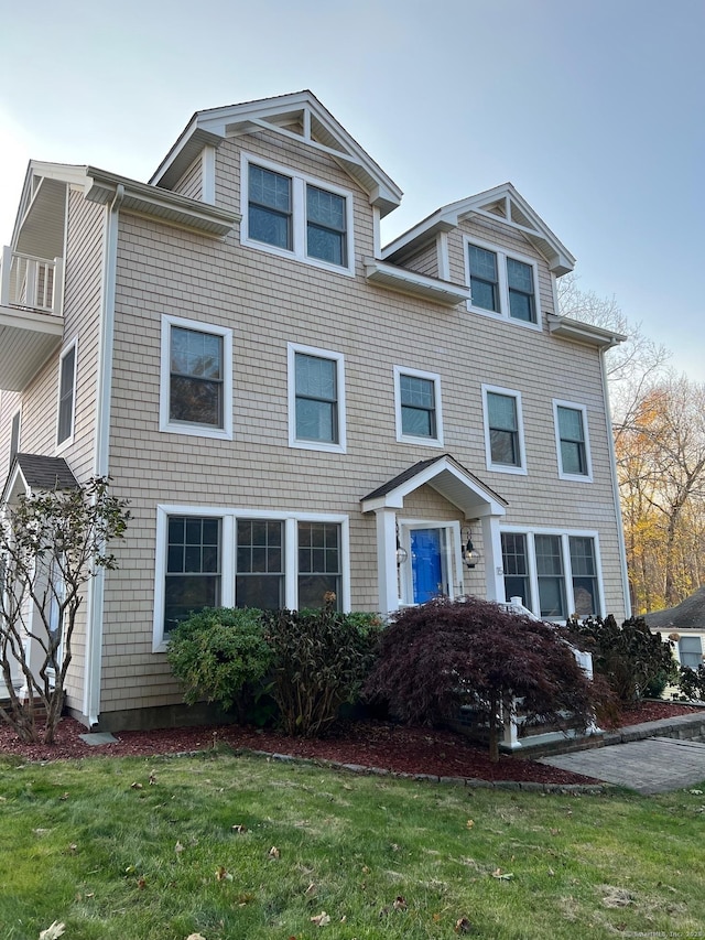 view of front of property with a front lawn