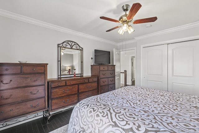 bedroom featuring ceiling fan, a closet, crown molding, and wood finished floors