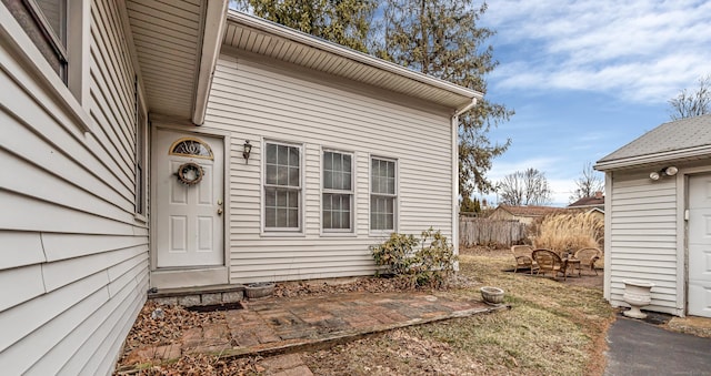 entrance to property with fence