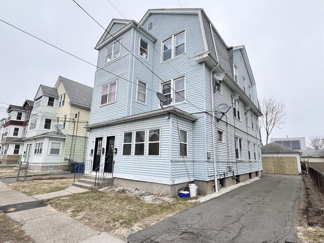 view of front facade featuring entry steps and fence