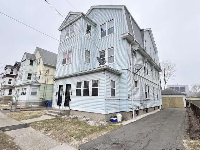 view of front facade with entry steps and fence