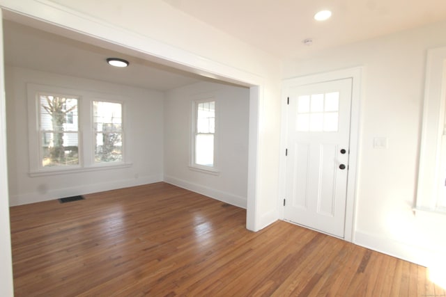 foyer with baseboards, visible vents, wood finished floors, and recessed lighting