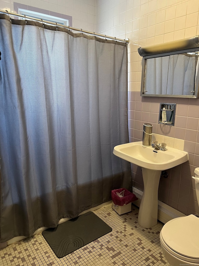 bathroom with tile walls, decorative backsplash, toilet, a shower with curtain, and tile patterned floors