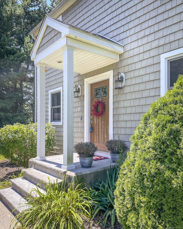 entrance to property featuring covered porch