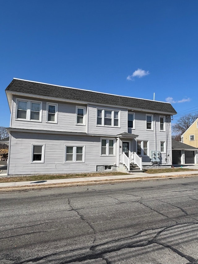 townhome / multi-family property featuring a shingled roof