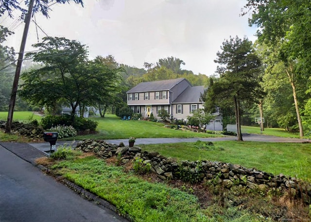 view of front facade featuring a front yard