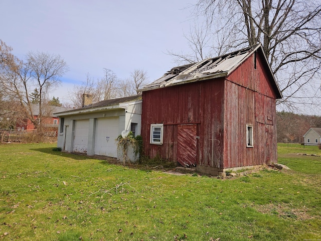 view of barn featuring a yard