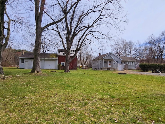 view of yard with an outbuilding