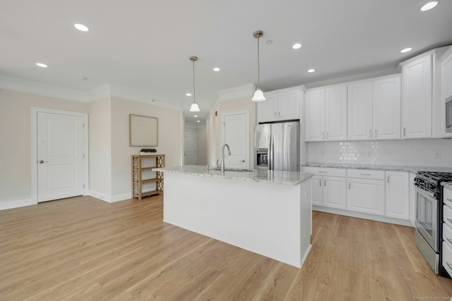 kitchen featuring appliances with stainless steel finishes, a sink, light wood-style floors, and crown molding