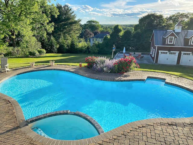 view of pool featuring a pool with connected hot tub and a lawn