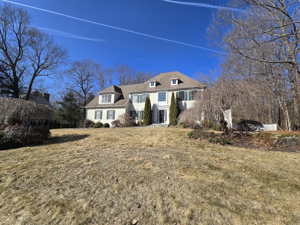 view of front of property with a front yard