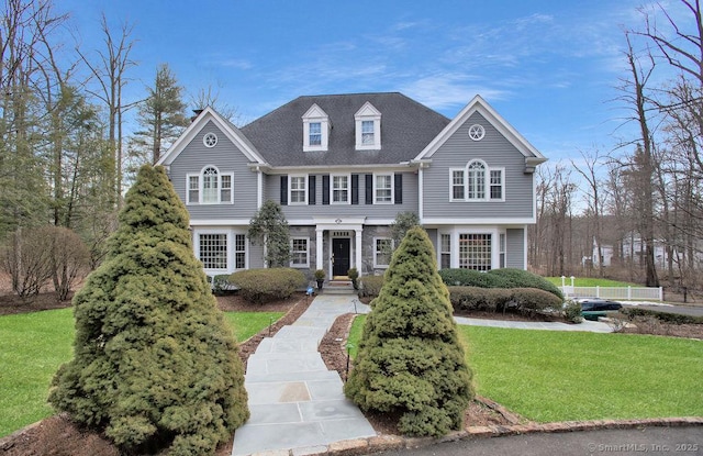 view of front of property featuring a front lawn