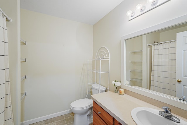 full bath featuring tile patterned flooring, baseboards, toilet, a shower with shower curtain, and vanity