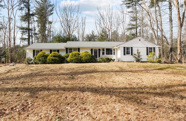 ranch-style house featuring a front lawn