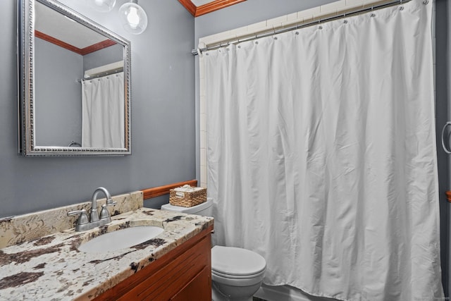 full bathroom with curtained shower, toilet, and vanity