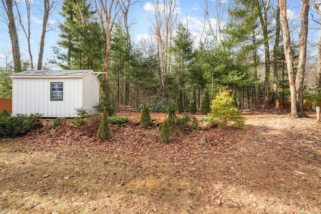 view of yard featuring a storage unit and an outdoor structure