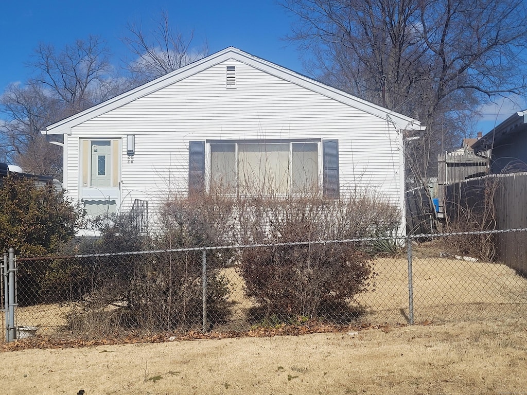 view of side of property featuring a fenced front yard