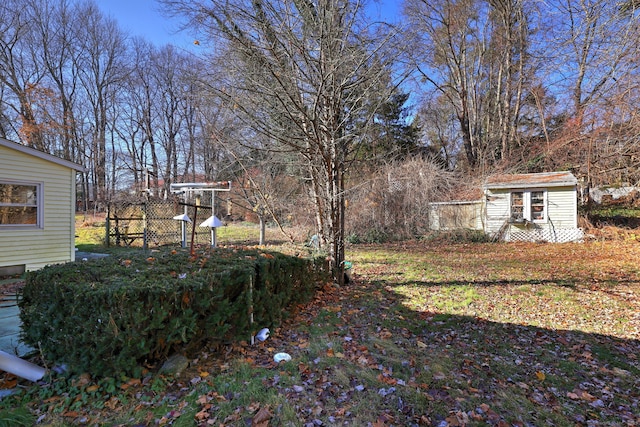view of yard featuring an outbuilding