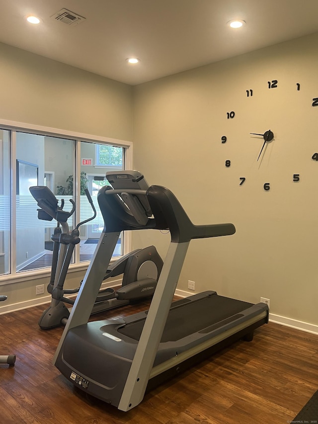 workout area featuring recessed lighting, visible vents, baseboards, and wood finished floors