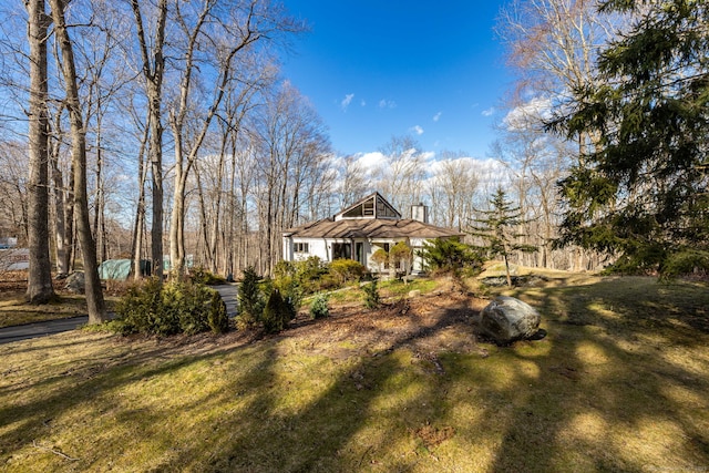 view of front of property featuring a front lawn