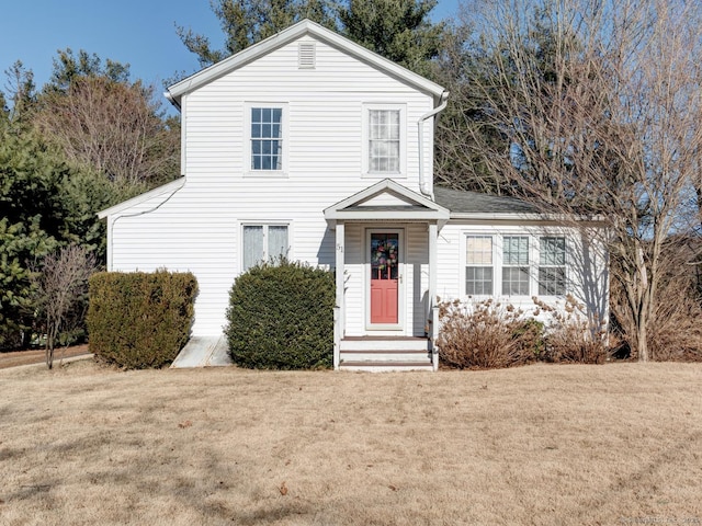 traditional home featuring a front lawn