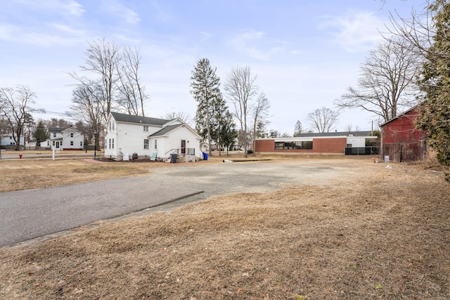 view of yard with driveway