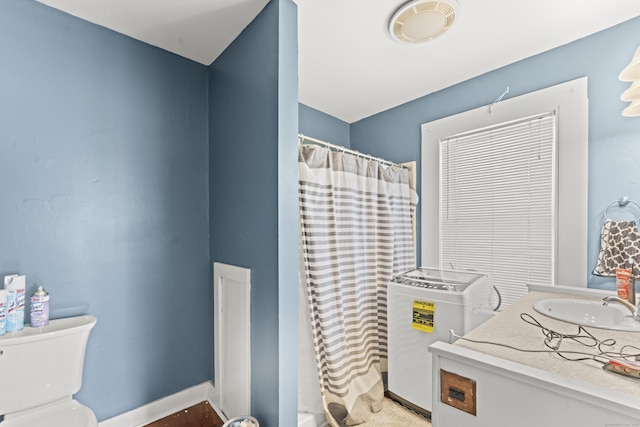 full bath featuring curtained shower, toilet, baseboards, and visible vents