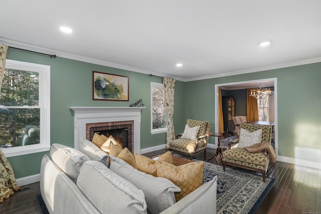 living room featuring ornamental molding, wood finished floors, and baseboards