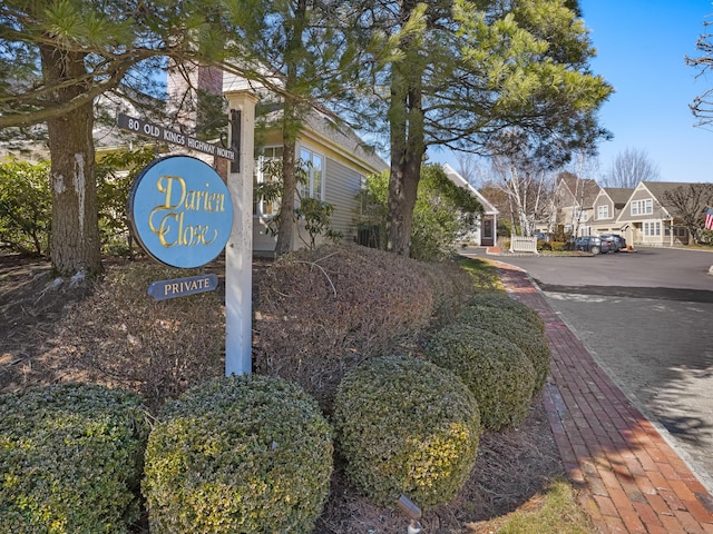 community / neighborhood sign with a residential view