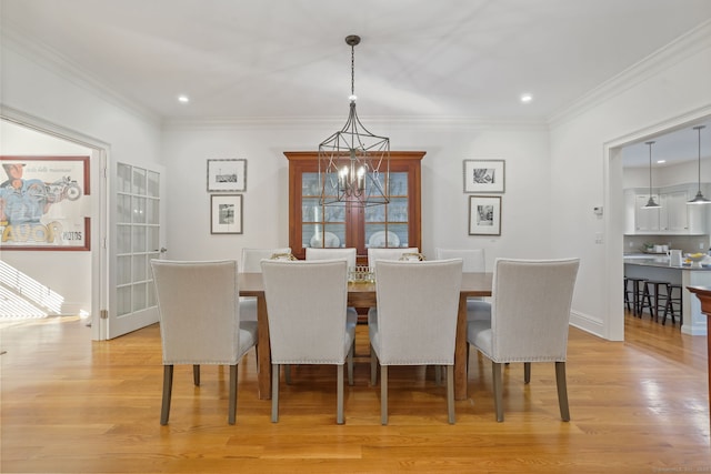 dining room featuring a notable chandelier, recessed lighting, light wood-style floors, and ornamental molding