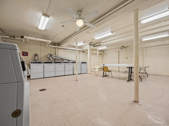 garage with ceiling fan and washing machine and clothes dryer