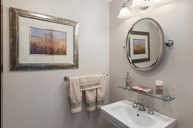 bathroom featuring a sink