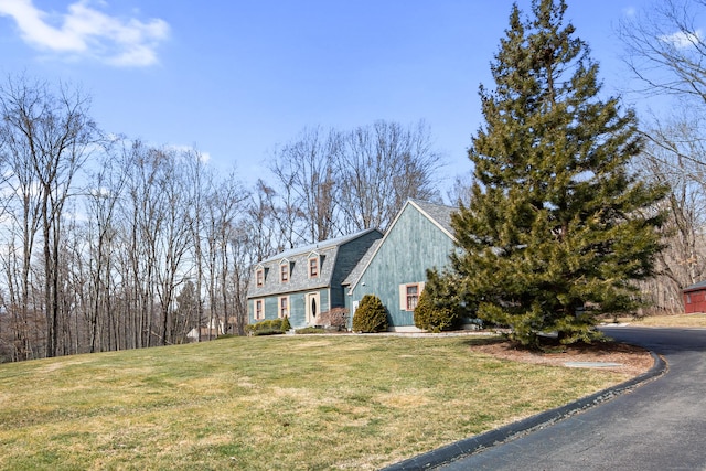 view of front of home featuring a front yard