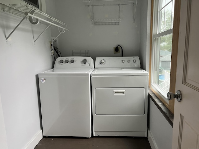 laundry area with laundry area, independent washer and dryer, and baseboards