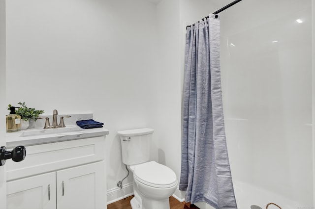 full bath featuring baseboards, toilet, a shower with shower curtain, wood finished floors, and vanity