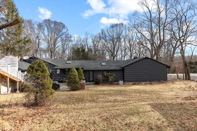 view of front of property featuring a front lawn