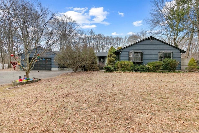 view of front facade with a garage and driveway