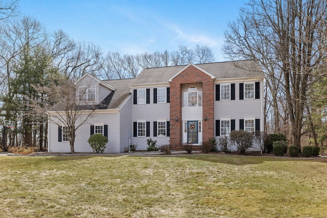 view of front facade featuring a front lawn