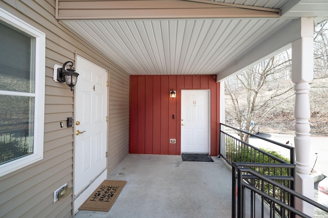 property entrance featuring covered porch