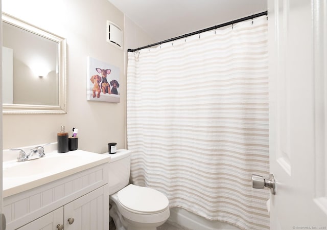 bathroom with curtained shower, toilet, and vanity