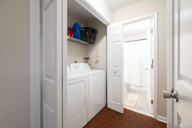 laundry room with laundry area, dark wood-style floors, and independent washer and dryer