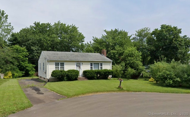 view of front of home featuring aphalt driveway and a front yard