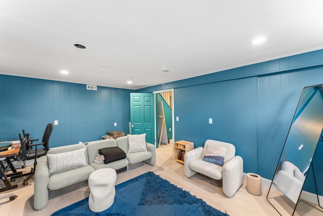 living area featuring recessed lighting, wood finished floors, visible vents, and ornamental molding