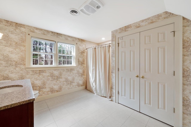 full bathroom featuring vanity, visible vents, baseboards, wallpapered walls, and curtained shower