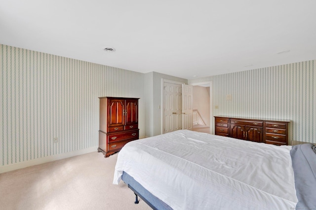 bedroom featuring wallpapered walls, visible vents, baseboards, and light carpet