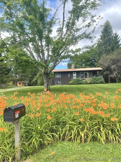 view of front of house featuring a front lawn